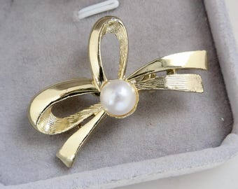 Vintage Gerry's Pearl Bow Gold Brooch