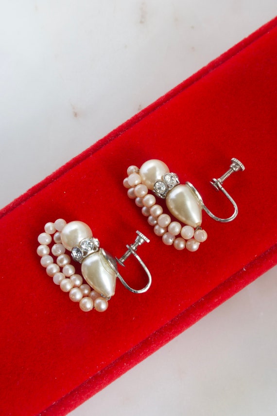 Boucles d'oreilles clip vintage en fausses perles dorées et strass