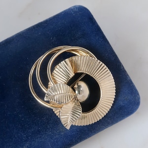 Vintage-Gold-Swirl-Brosche