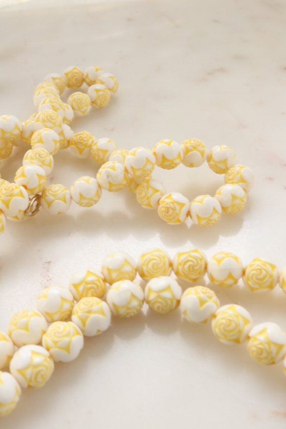 Vintage Yellow White Carved Flower Bead Necklace - image 9