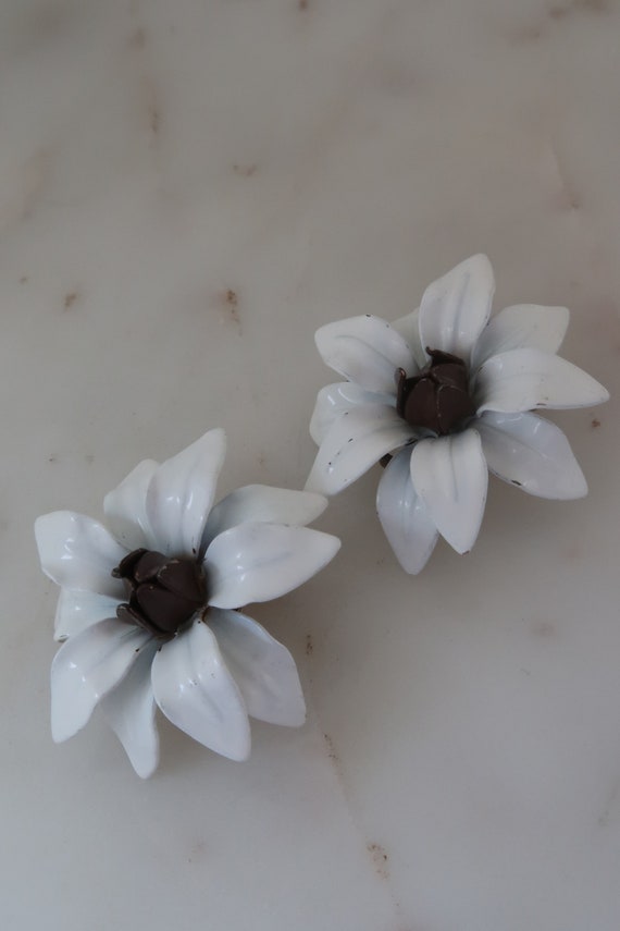 Vintage White Flower Clip On Earrings White Daisy… - image 5