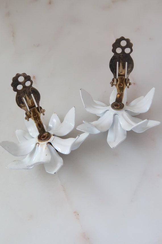 Vintage White Flower Clip On Earrings White Daisy… - image 8