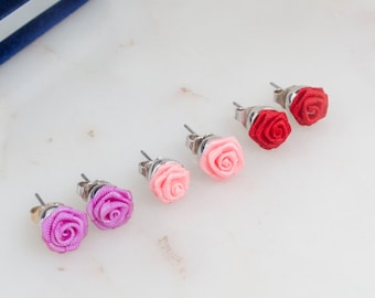 Vintage 1985 Avon Rose Ohrstecker: Stoffblüte, 8 mm