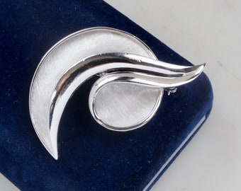 ヴィンテージ 1950 年代 クラウン TRIFARI ホワイト リーフ ブローチ