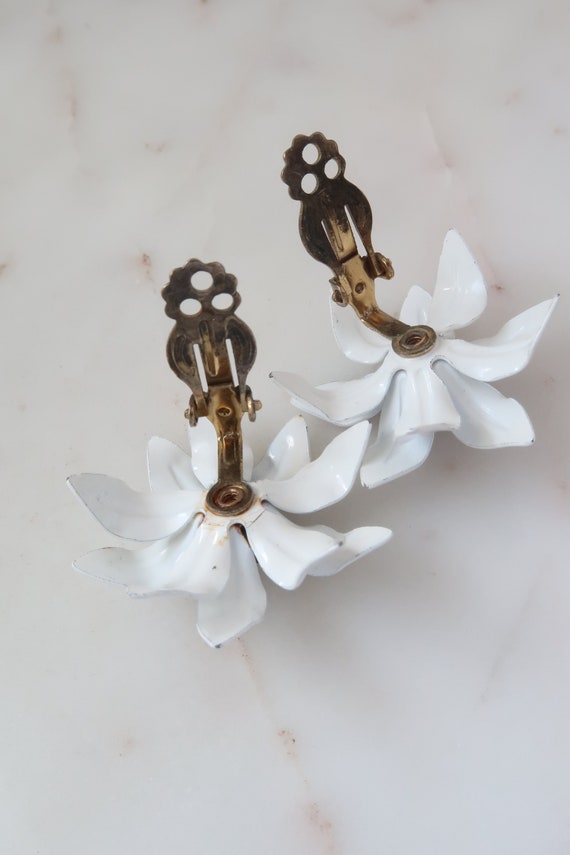 Vintage White Flower Clip On Earrings White Daisy… - image 9