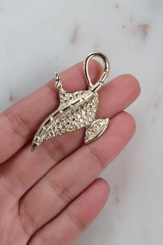Disney Aladdin Lamp ブローチ Napier製 Vintage Gold Aladdin Lamp Brooch - Etsy