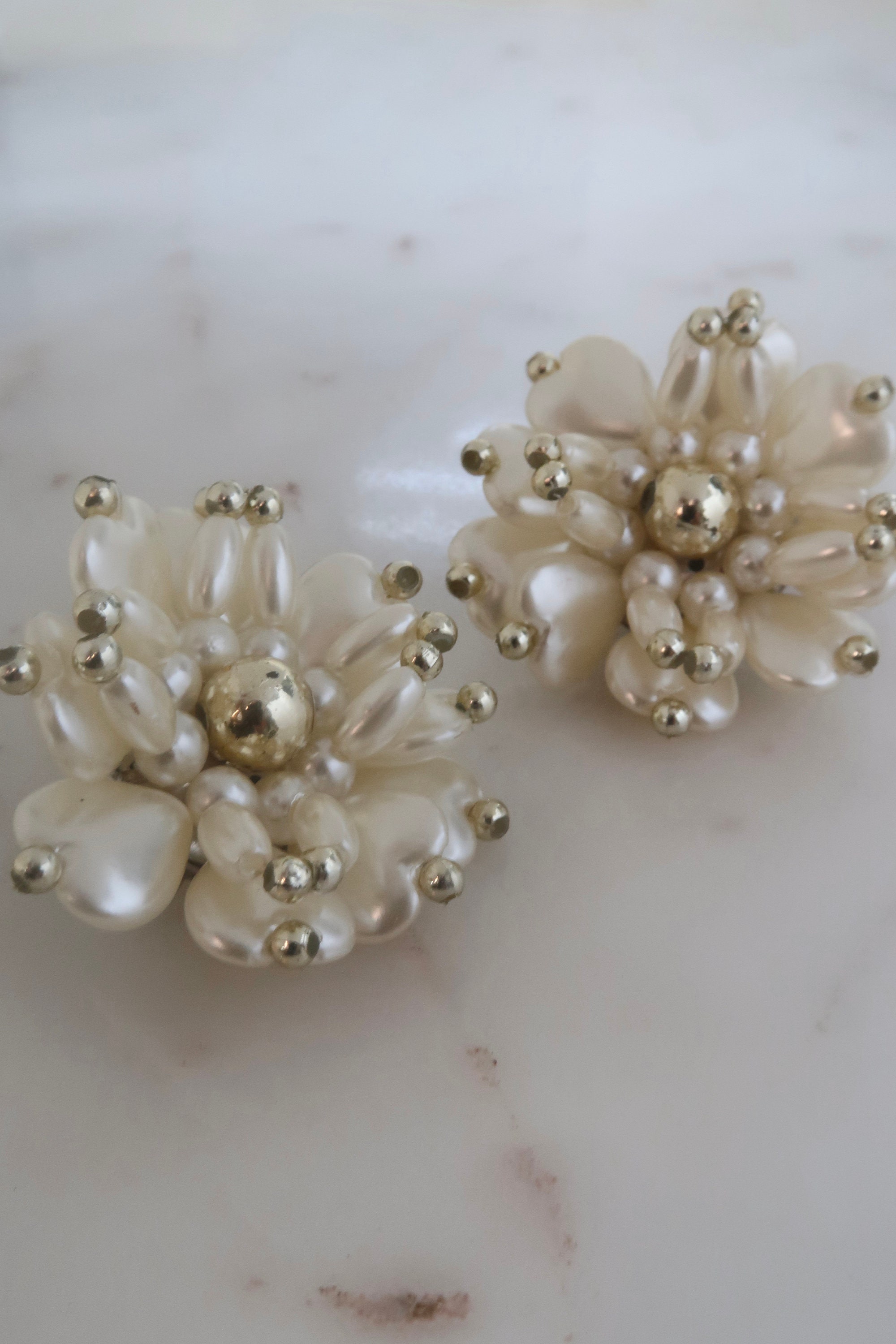 Boucles D'oreilles Clips Vintage Signées - Motif Fleur Gravé Avec Perle - Réf 3468