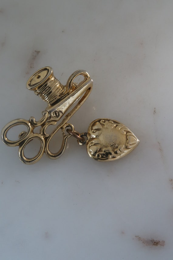 Vintage Gold Sewing Scissors Thread Brooch - image 3