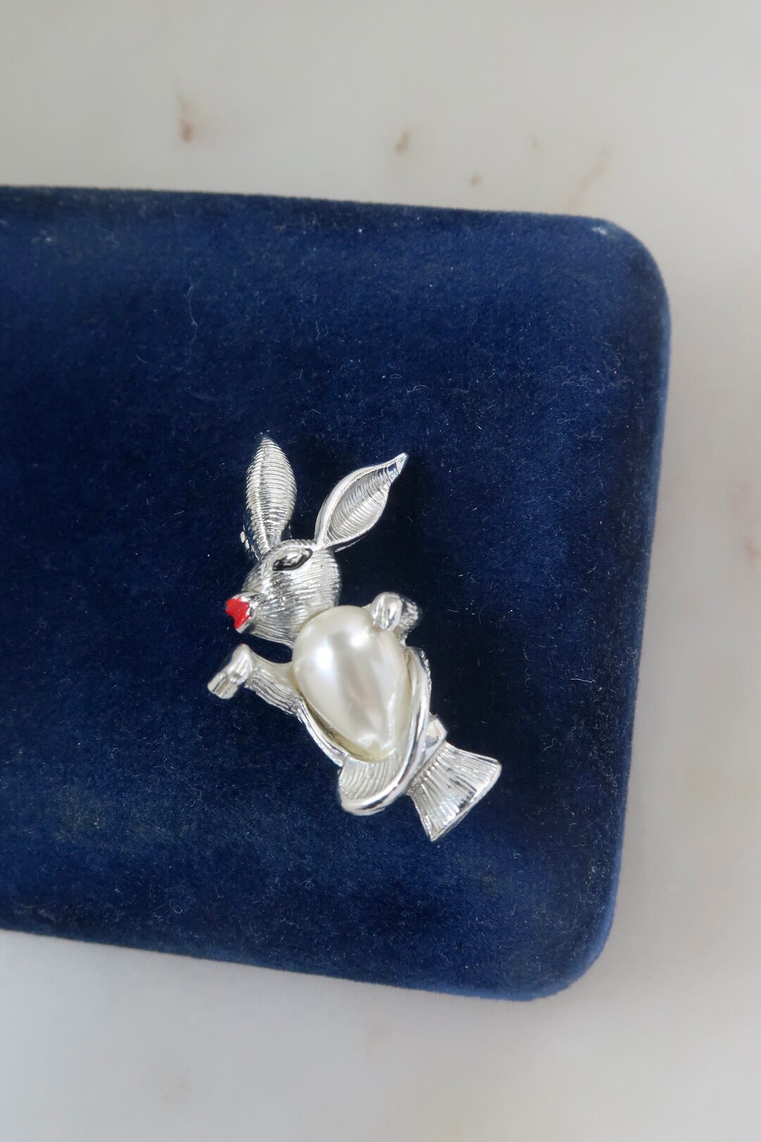 BROCHE VINTAGE deux LAPIN SKIEUR NOEL émail Argenté Rouge