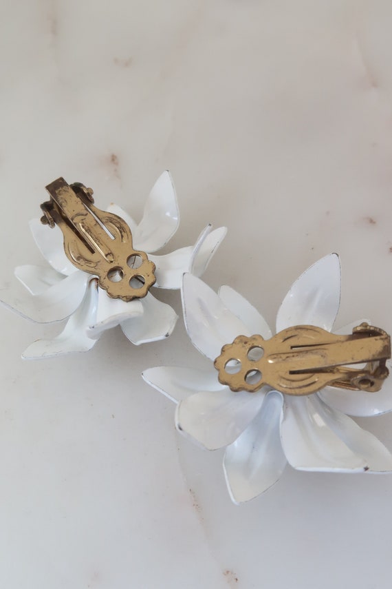 Vintage White Flower Clip On Earrings White Daisy… - image 10