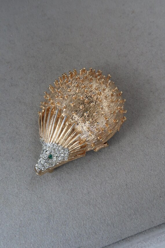Broche Fantaisie En Forme De Hérisson Doré Avec Pierres Vertes - Occasion, Thème Animal