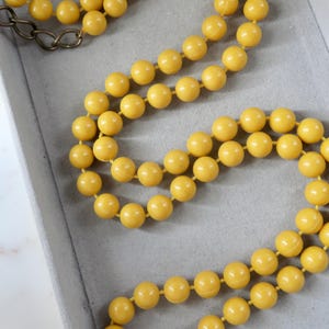 Colar longo vintage de contas amarelas