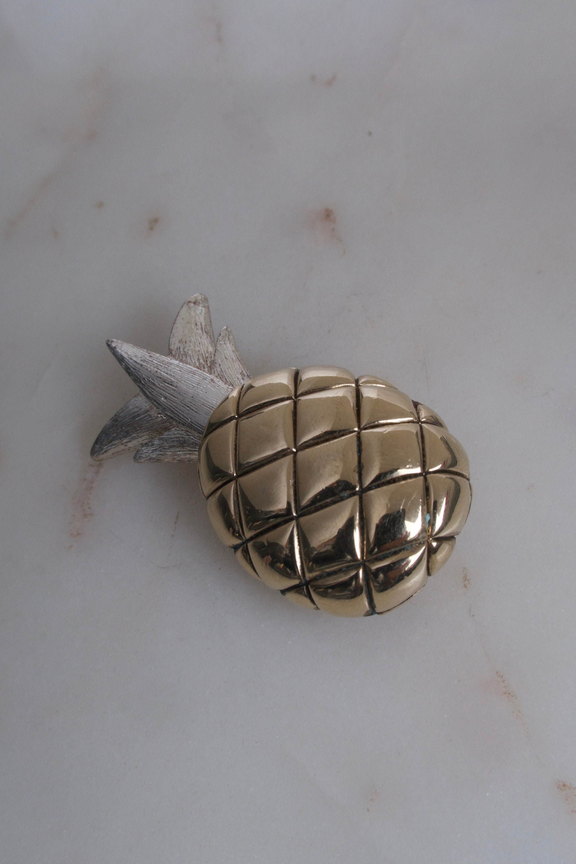 Broche vintage dorée texturée et polie découpée en grappes de feuilles