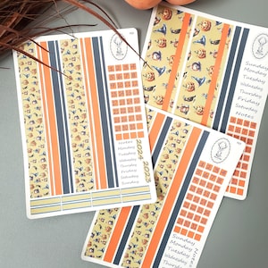 Puede incluir: Un conjunto de pegatinas para planificador con temática de Halloween en colores naranja y negro. Las pegatinas incluyen números, días de la semana y un patrón de sombreros de bruja, calabazas y murciélagos.