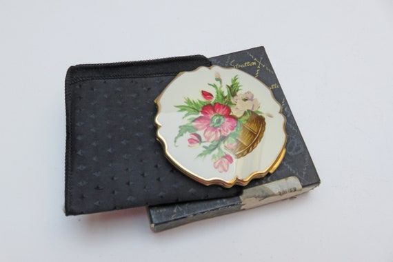 Vintage gold-toned Stratton powder compact with f… - image 1