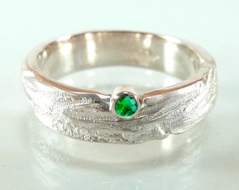 Bague en argent sterling avec émeraude - structure unique, bague de proposition, bague empilable, bague pour femme, pierre précieuse vert émeraude, SILVERLOUNGE