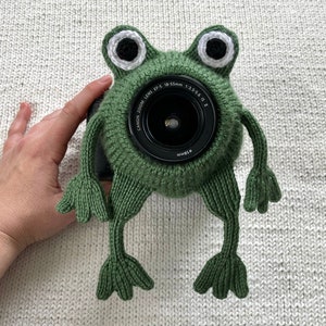 Camera buddy Knit frog lens prop, photography helper, camera lens pal, DSLR camera toy, photography attention grabber image 1