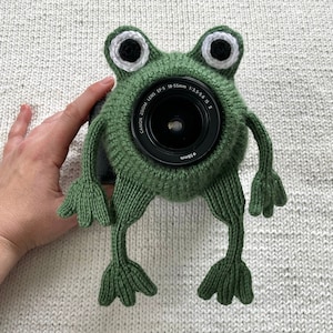 Camera buddy Knit frog lens prop, photography helper, camera lens pal, DSLR camera toy, photography attention grabber image 1