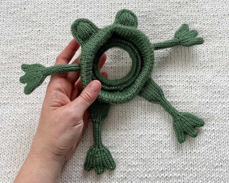 Camera buddy Knit frog lens prop, photography helper, camera lens pal, DSLR camera toy, photography attention grabber image 4