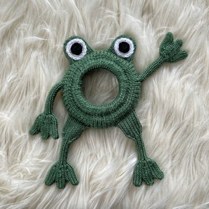 Camera buddy Knit frog lens prop, photography helper, camera lens pal, DSLR camera toy, photography attention grabber image 9