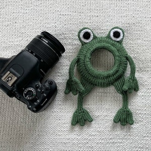 Camera buddy Knit frog lens prop, photography helper, camera lens pal, DSLR camera toy, photography attention grabber image 6