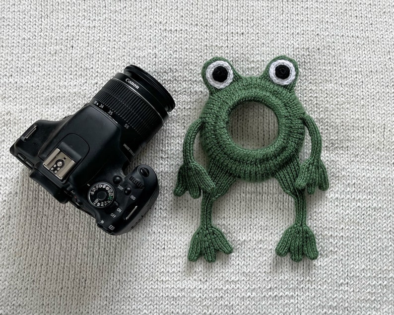 Camera buddy Knit frog lens prop, photography helper, camera lens pal, DSLR camera toy, photography attention grabber image 6