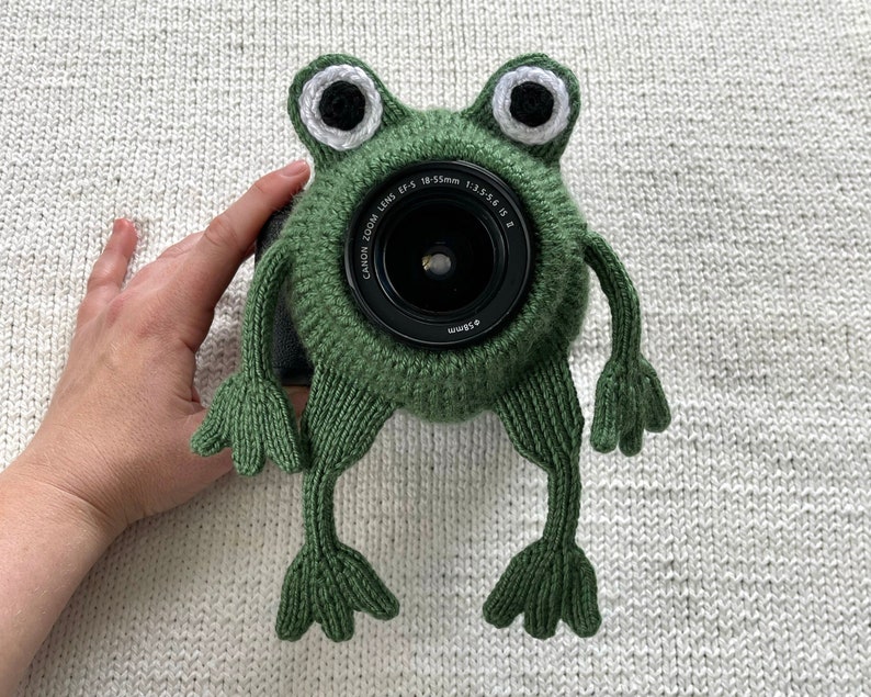 Camera buddy Knit frog lens prop, photography helper, camera lens pal, DSLR camera toy, photography attention grabber image 1
