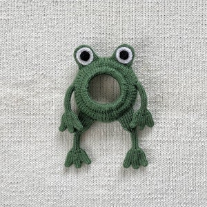 Camera buddy Knit frog lens prop, photography helper, camera lens pal, DSLR camera toy, photography attention grabber image 7