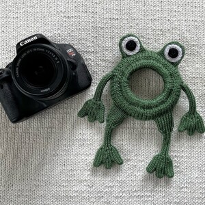 Camera buddy Knit frog lens prop, photography helper, camera lens pal, DSLR camera toy, photography attention grabber image 2