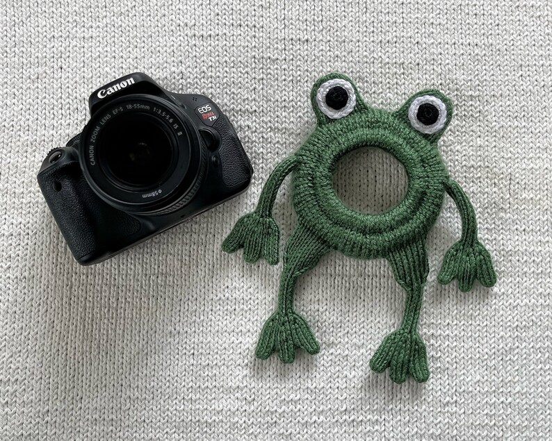 Camera buddy Knit frog lens prop, photography helper, camera lens pal, DSLR camera toy, photography attention grabber image 2