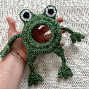 Camera buddy Knit frog lens prop, photography helper, camera lens pal, DSLR camera toy, photography attention grabber image 3