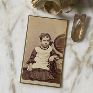 CURLS Victorian Photograph Cabinet Card - Niña con vestido y mirada llamativa pinafore