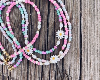 Le daisies - Necklaces with resin beads and central mother-of-pearl daisy