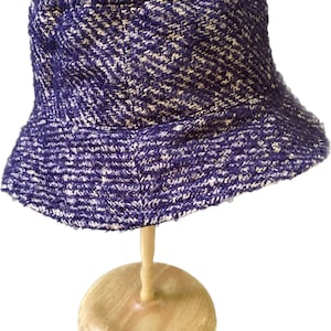 Precioso sombrero de pescador de tweed morado.