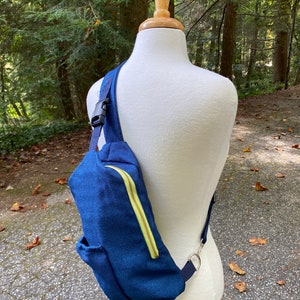 Bolso bandolera azul con detalles en verde lima.
