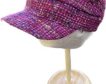 Berretto da pattuglia in tweed fucsia. Unico nel suo genere.