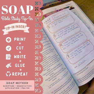 Puede incluir: Un inserto de estudio bíblico SOAP con una barra lateral rosa que incluye instrucciones para imprimir, cortar, escribir, pegar y repetir. El inserto está colocado en una página de la Biblia abierta con notas manuscritas para Proverbios 3:5.