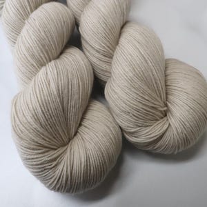 Hand Dyed KM Fingering Sock Yarn Superwash Merino Wool Nylon in Off White Pale Pecan