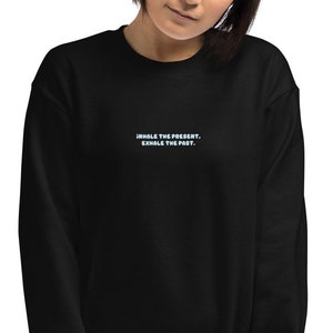 Inhalieren Sie die Gegenwart, atmen Sie die Vergangenheit aus Unisex Sweatshirt | Yoga, Balance, geistige Gesundheit Shirt | Meditations-Inspirierendes Geschenk