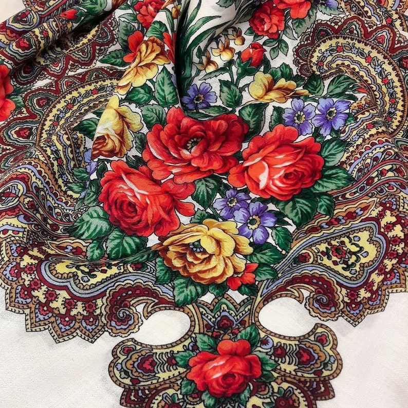 Губернаторский павлово платок павловопосадский. Павлово-посадская платочная мануфактура. Павловопосадский платок серебряный ручей. Павлопосадские платки. Павлопосадский платок тайна сердца.