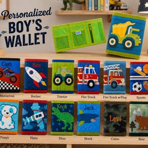 Pu&ograve; includere: Una collezione di portafogli personalizzati per ragazzi, con vari design come una moto, un razzo, un trattore, un camion dei pompieri, attrezzature sportive, un cucciolo, un aereo, un dinosauro, uno squalo, mimetico e un orso. Ogni portafoglio &egrave; di un colore diverso e ha un design unico.