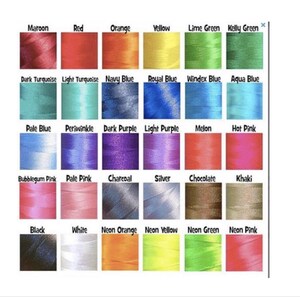 Op de afbeelding: Een kleurenkaart met een verscheidenheid aan draadkleuren. De kaart bevat kleuren zoals kastanjebruin, rood, oranje, geel, limoengroen, Kelly groen, donker turkoois, licht turkoois, marineblauw, koningsblauw en meer. Elke kleur is met zijn naam gelabeld.