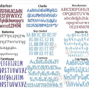 Może przedstawiać: Zbi&oacute;r styl&oacute;w czcionek do personalizacji, w tym Marker, Charlie, Bookman, Ballerina, Boys Stacked, Magnolia Sky, Farmhouse, Curtsey i Cutie Patootie. Każda czcionka wyświetla wielkie i małe litery, cyfry i symbole.