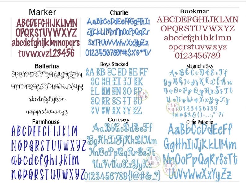 Może przedstawiać: Zbi&oacute;r styl&oacute;w czcionek do personalizacji, w tym Marker, Charlie, Bookman, Ballerina, Boys Stacked, Magnolia Sky, Farmhouse, Curtsey i Cutie Patootie. Każda czcionka wyświetla wielkie i małe litery, cyfry i symbole.