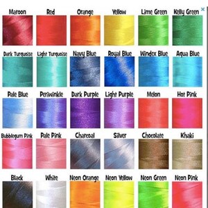 Pu&ograve; includere: Una tabella colori con una variet&agrave; di colori di filo. La tabella include tonalit&agrave; come marrone, rosso, arancione, giallo e verde. Altri colori includono blu, viola, rosa e tonalit&agrave; neutre come nero, bianco e argento. Sono presenti anche colori neon.