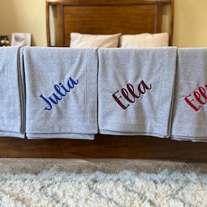 Personlig broderad stadionfilt: Monogrammerad fleecefilt