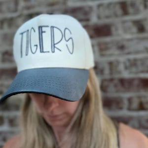 Aangepaste sport geborduurde vintage truckerhoed, geborduurde 3D-pet, Tigers Game Day-hoed, trendy honkbalkleding, krijtstreep mama honkbalpet afbeelding 11