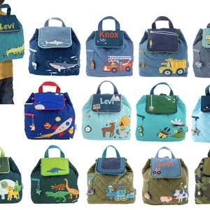 Peut inclure: Une collection de sacs &agrave; dos pour enfants de diff&eacute;rentes couleurs et motifs. Chaque sac &agrave; dos pr&eacute;sente un motif matelass&eacute;, un rabat sup&eacute;rieur et une fermeture &agrave; cordon. Les motifs incluent des dinosaures, des fus&eacute;es, des animaux et des v&eacute;hicules. Un sac &agrave; dos est port&eacute; par un enfant.
