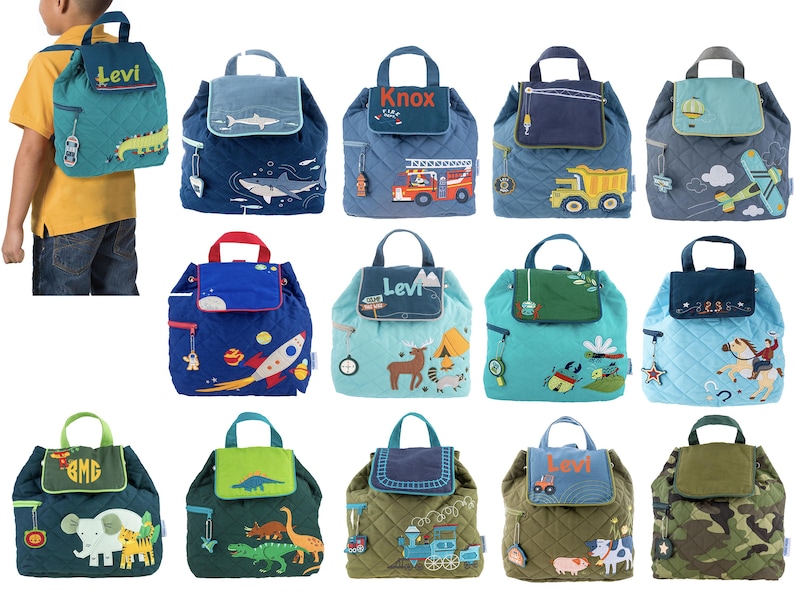 Peut inclure: Une collection de sacs &agrave; dos pour enfants de diff&eacute;rentes couleurs et motifs. Chaque sac &agrave; dos pr&eacute;sente un motif matelass&eacute;, un rabat sup&eacute;rieur et une fermeture &agrave; cordon. Les motifs incluent des dinosaures, des fus&eacute;es, des animaux et des v&eacute;hicules. Un sac &agrave; dos est port&eacute; par un enfant.