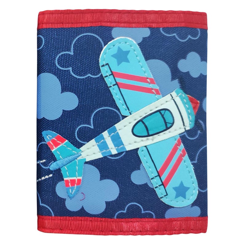 Pu&ograve; includere: Un portafoglio blu con un aereo biplano e un bordo rosso. Il portafoglio presenta un design di aereo dei cartoni animati con ali blu, strisce rosse e una stella. Lo sfondo &egrave; blu scuro con nuvole azzurre.